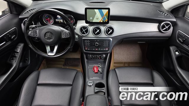 Mercedes-Benz GLA-Class — interior