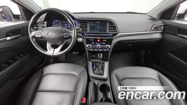 Hyundai Avante — interior