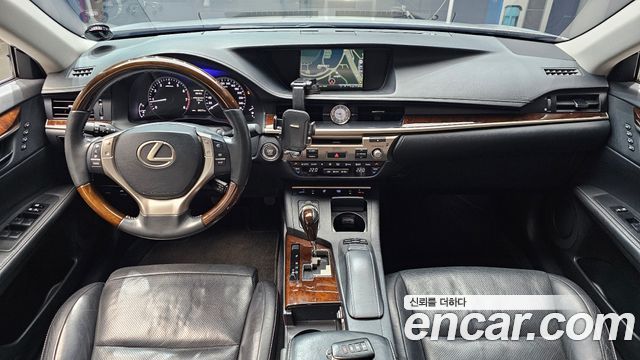 Lexus ES — interior