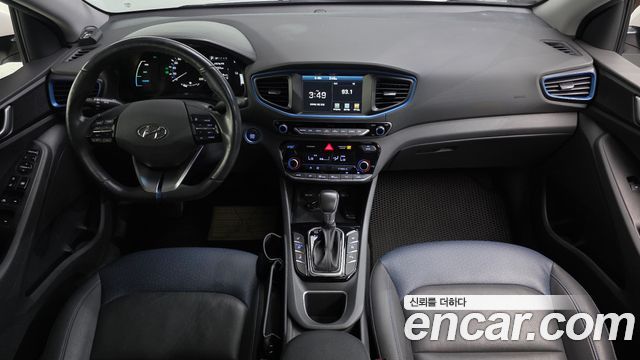 Hyundai Ioniq — interior