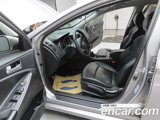 Hyundai Sonata — interior