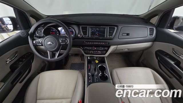 Kia Carnival — interior