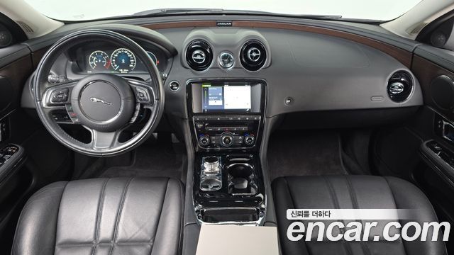Jaguar XJ — interior