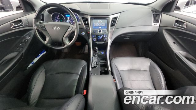 Hyundai Sonata — interior