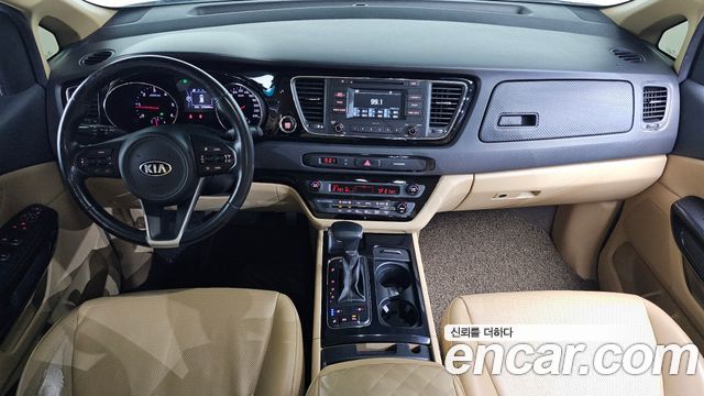 Kia Carnival — interior