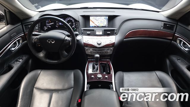 Infiniti Q70 — interior