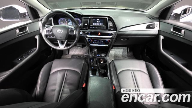 Hyundai Sonata — interior