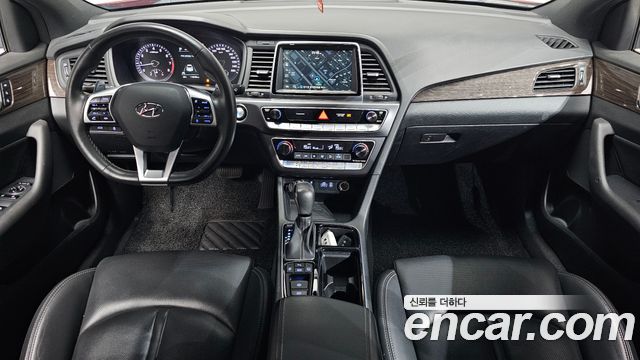 Hyundai Sonata — interior