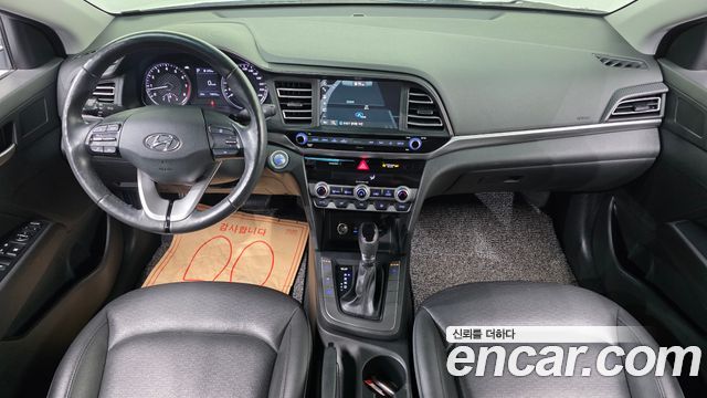 Hyundai Avante — interior