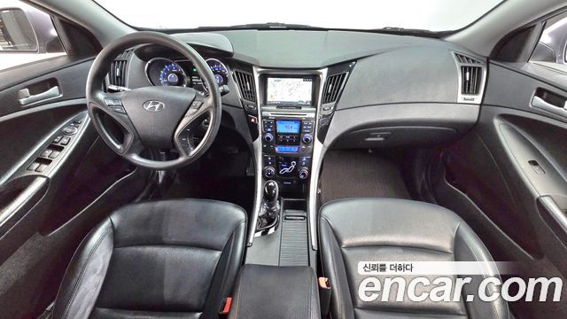 Hyundai Sonata — interior