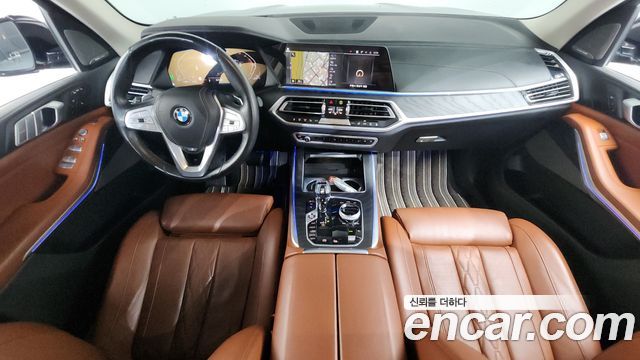 BMW X7 — interior