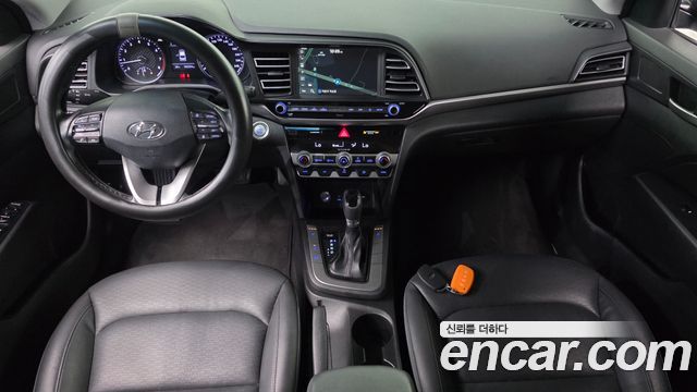 Hyundai Avante — interior