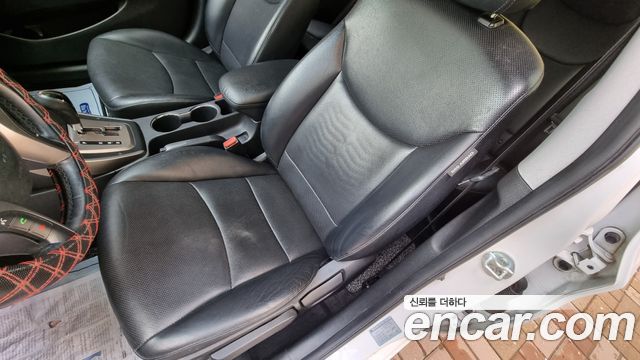 Hyundai Avante — interior