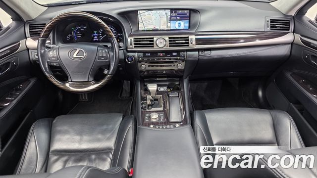Lexus LS — interior