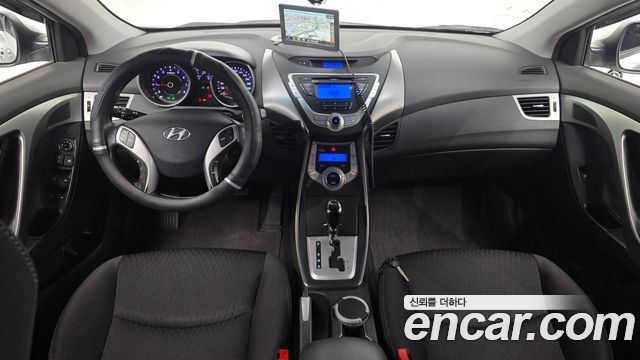 Hyundai Avante — interior
