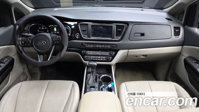 Kia Carnival — interior