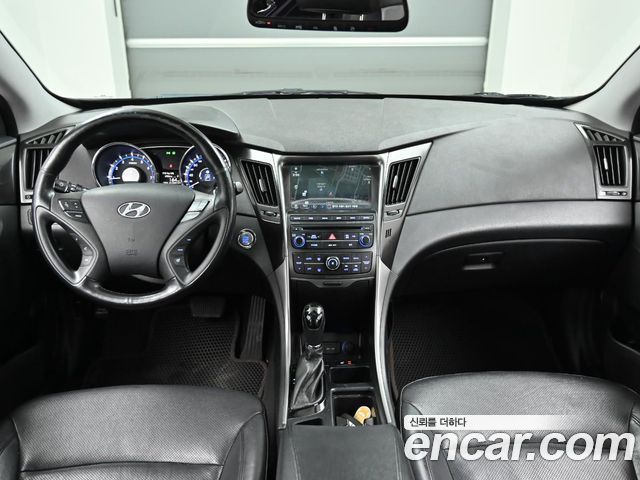 Hyundai Sonata — interior