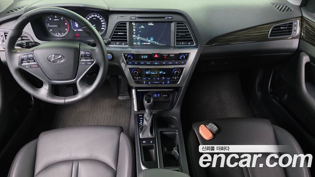 Hyundai Sonata — interior