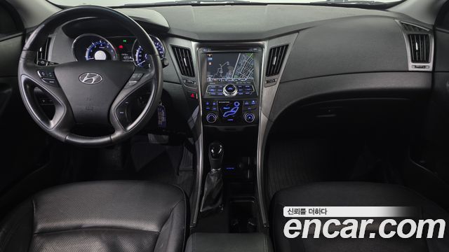 Hyundai Sonata — interior