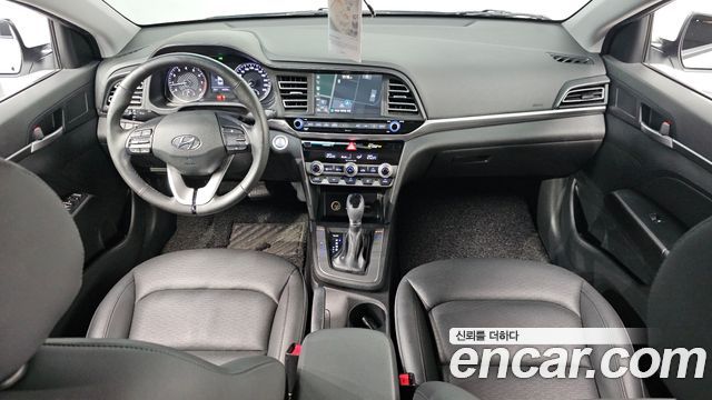 Hyundai Avante — interior