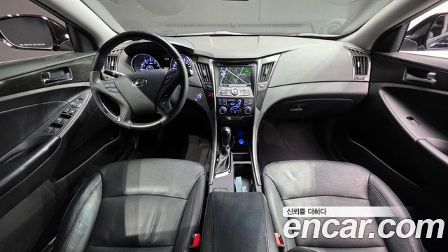 Hyundai Sonata — interior