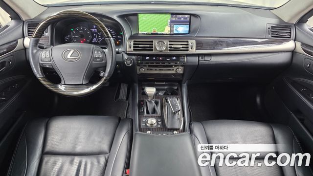 Lexus LS — interior