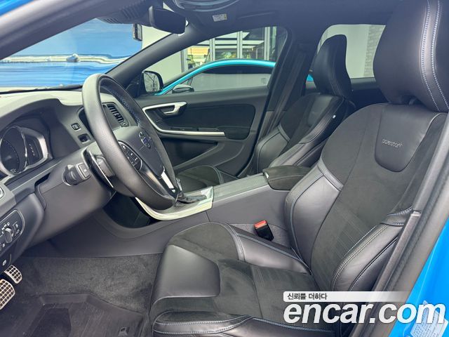 Volvo V60 — interior