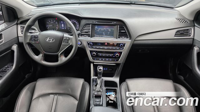 Hyundai Sonata — interior