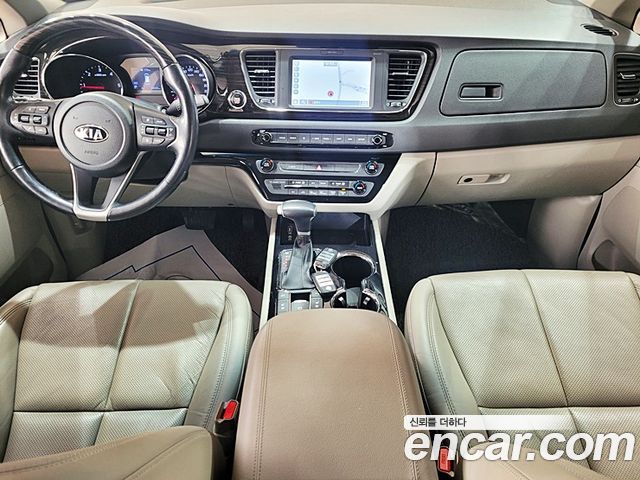 Kia Carnival — interior