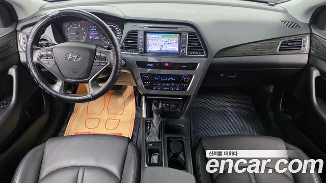 Hyundai Sonata — interior