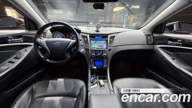 Hyundai Sonata — interior