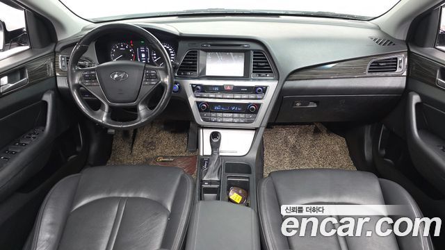 Hyundai Sonata — interior