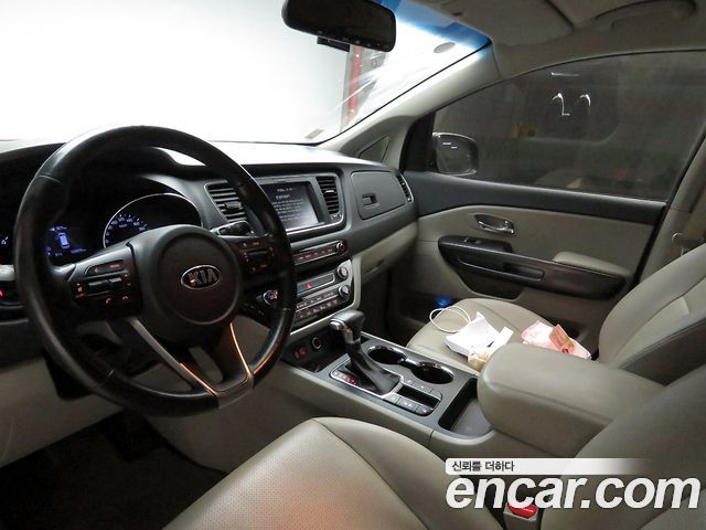 Kia Carnival — interior