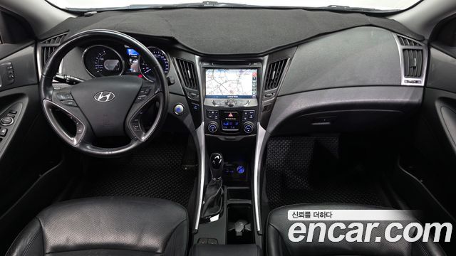 Hyundai Sonata — interior