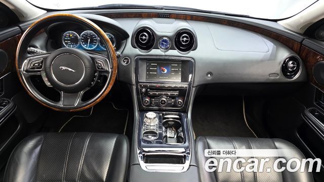 Jaguar XJ — interior