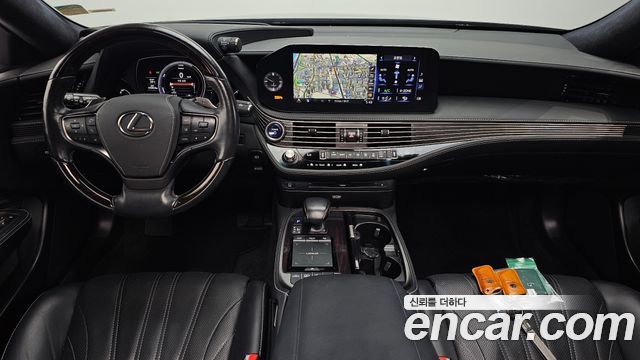 Lexus LS — interior