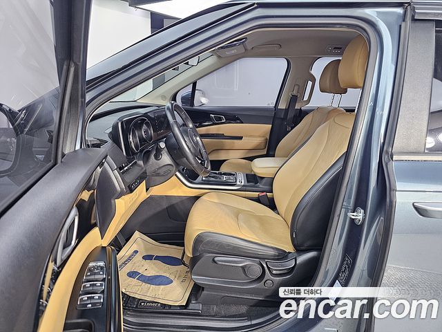 Kia Carnival — interior
