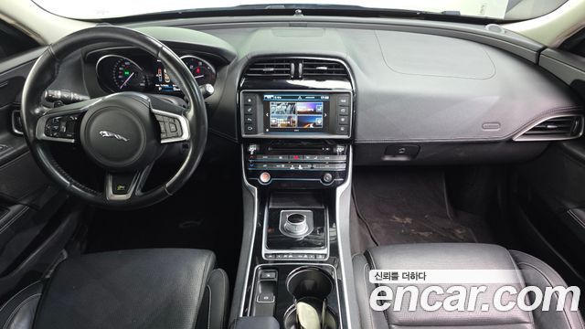 Jaguar XE — interior