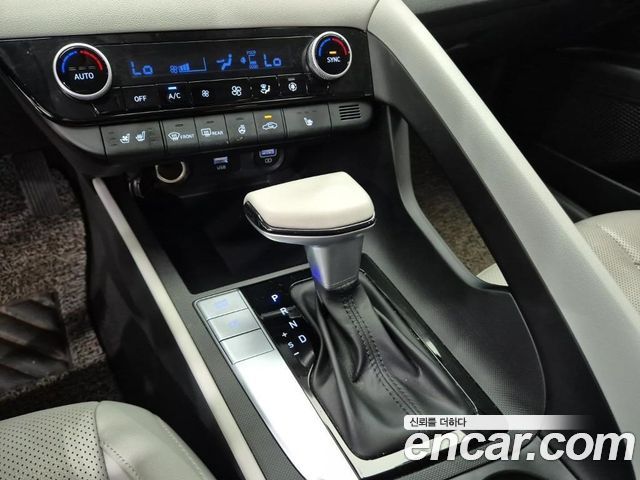 Hyundai Avante — interior