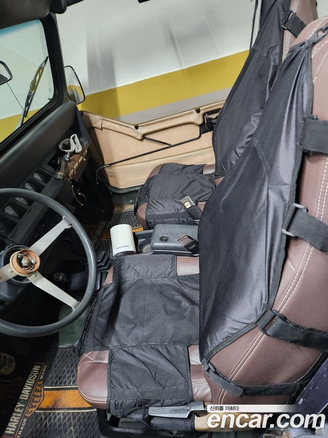 Jeep Wrangler — interior