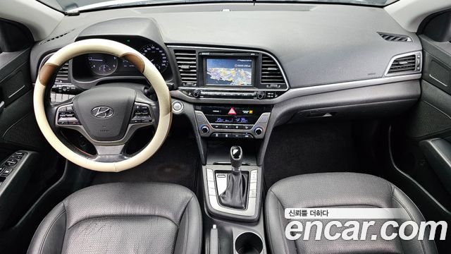 Hyundai Avante — interior