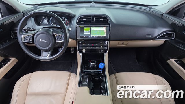 Jaguar XE — interior