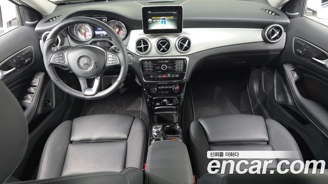 Mercedes-Benz GLA-Class — interior