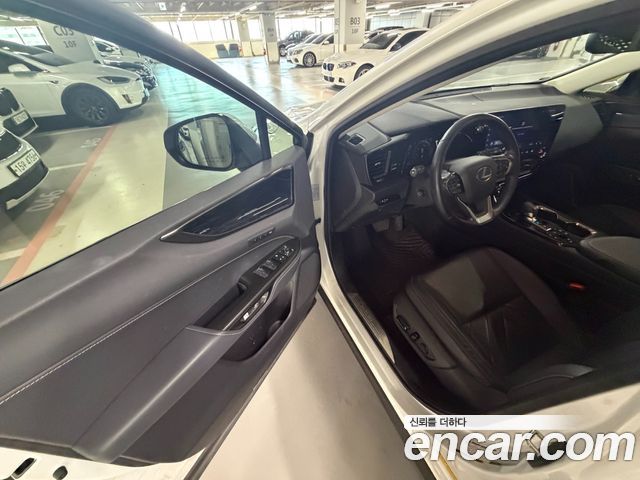 Lexus NX — interior