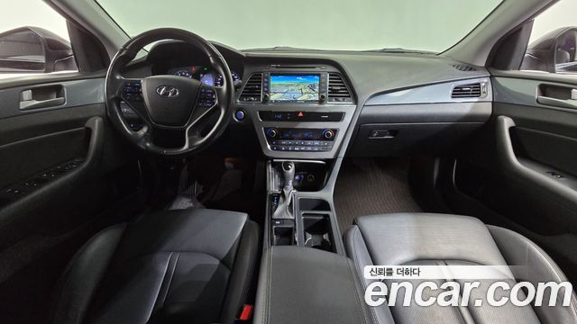 Hyundai Sonata — interior