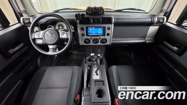 Toyota FJ Cruiser — interior