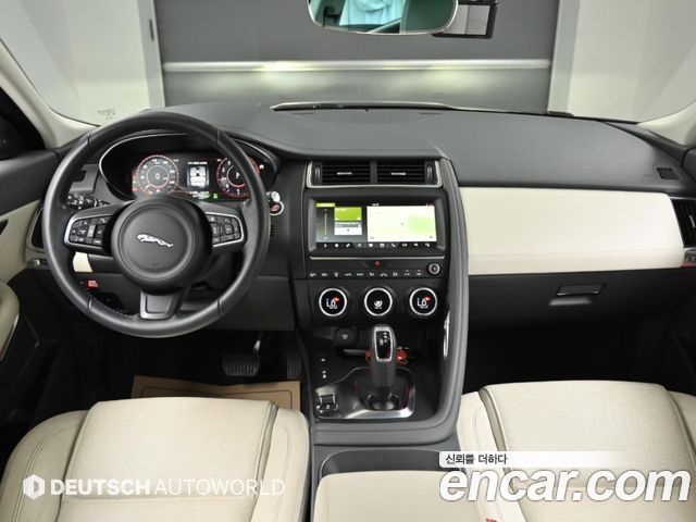 Jaguar E-Pace — interior
