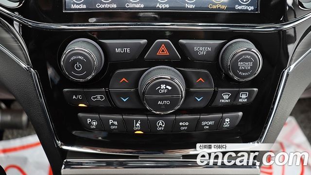 Jeep Cherokee — interior
