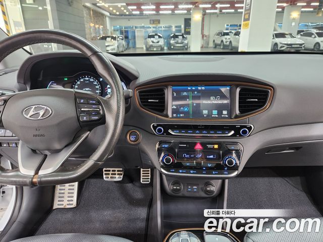 Hyundai Ioniq — interior