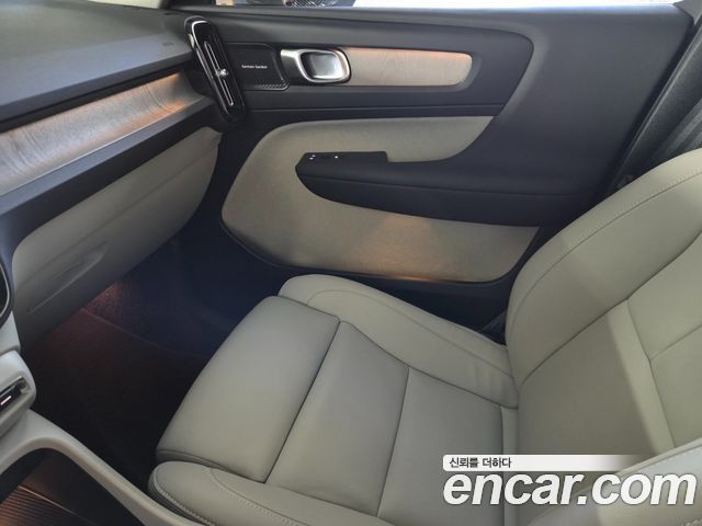 Volvo XC40 — interior